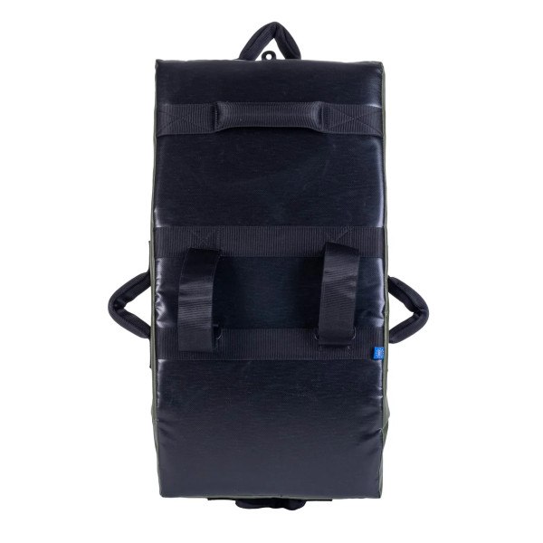 Bouclier incurvé à prises multiples