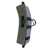 Bouclier incurvé à prises multiples