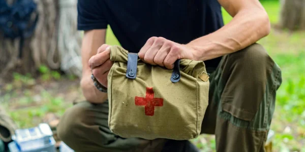 le matériel de secours et les kits IFAK